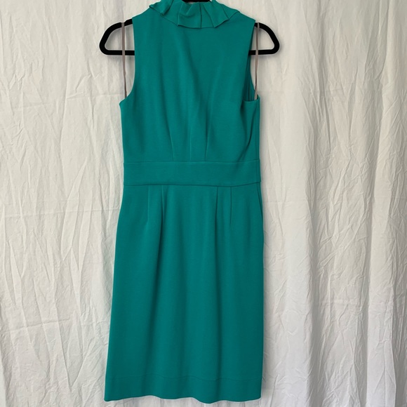 EUC Taylor Ruffle V-Neck Sleeveless Sheath Dress - Picture 2 of 9